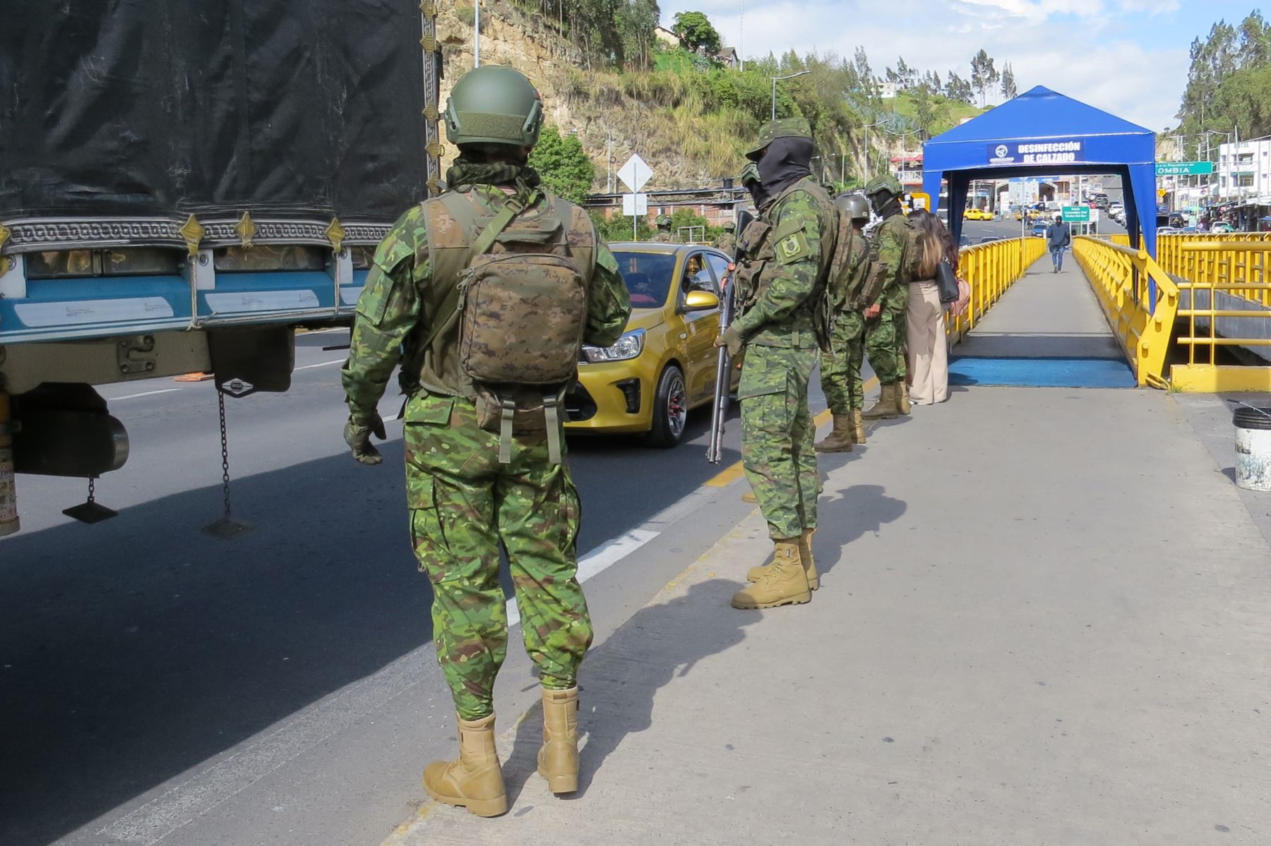 Militares realizan un control este martes, en Rumichaca (Ecuador). Las Fuerzas Armadas de Ecuador comenzaron este martes a reforzar la vigilancia y los controles en las fronteras con Colombia y Perú, que quedarán cerradas entre el sábado y el próximo lunes, conforme a la orden emitida por el presidente ecuatoriano, Daniel Noboa, para evitar eventuales atentados de las bandas criminales contra el desarrollo de las elecciones convocadas para el domingo. Foto: ANDINA/EFE