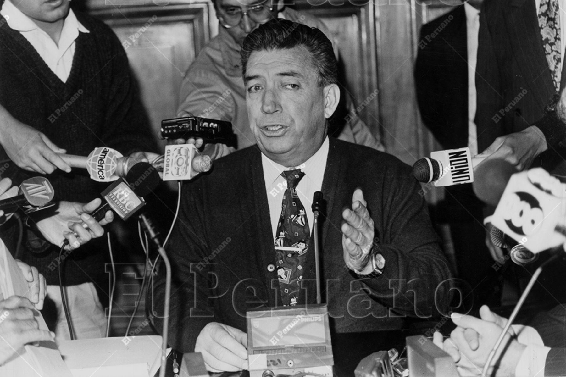 Lima - 7 julio 1994 / Conferencia de prensa del congresista constituyente, Andrés Reggiardo Sayán. Foto: Archivo Histórico de El Peruano