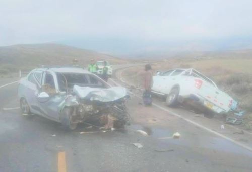 Tres vehículos protagonizaron un choque múltiple en la carretera Arequipa - Puno. El accidente dejó dos personas fallecidas y una herida. Foto: cortesía Los Protagonistas Arequipa/Facebook