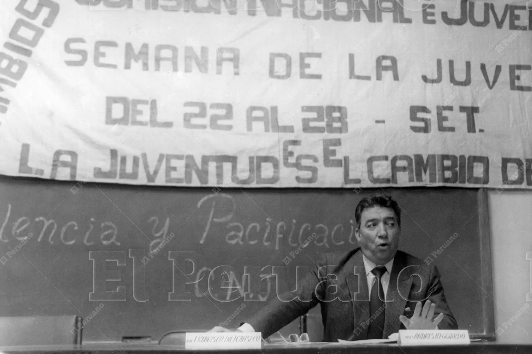 Lima - 25 setiembre 1991 / Ingeniero Andrés Reggiardo Sayán en una conferencia con jóvenes del partido Cambio-90.  Archivo Histórico de El Peruano / Víctor Palomino