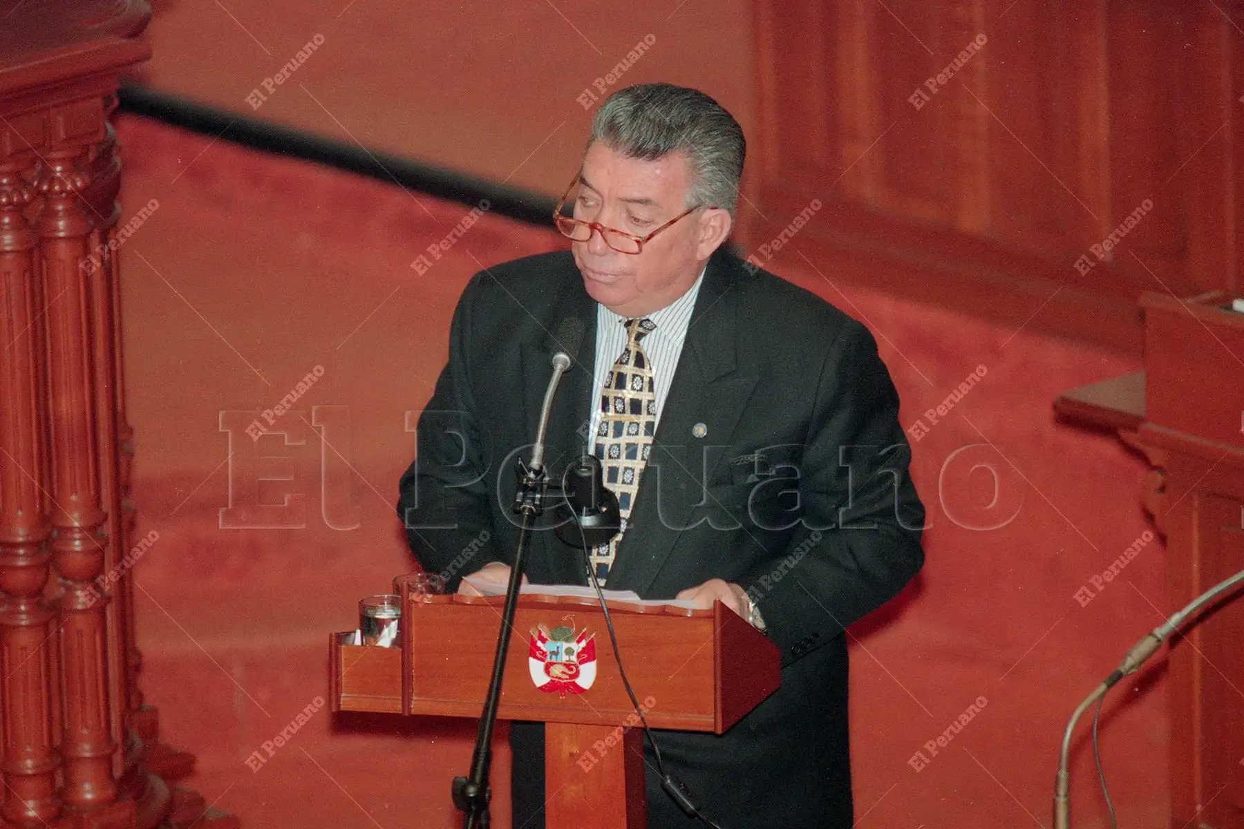 Lima - 2 abril 1999 / Andrés Reggiardo Sayán en la sesión plenaria del Congreso de la República. Foto: Archivo Histórico de El Peruano / Ricardo Choy Ki-Fox