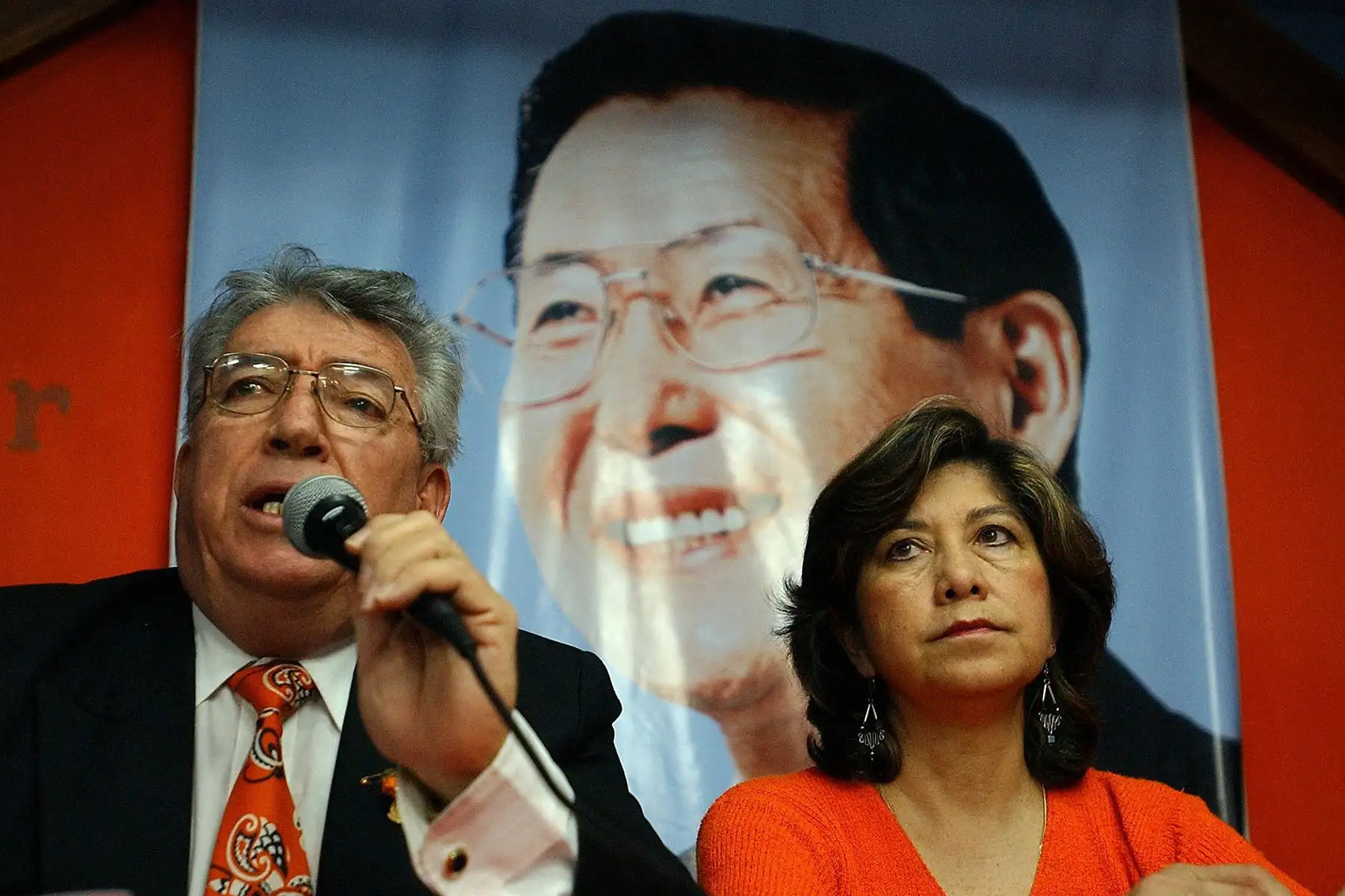Lima - 6 diciembre 2005 /  Los dirigentes fujimoristas Andrés Reggiardo y Martha Chávez,  durante una rueda de prensa. Foto: EFE