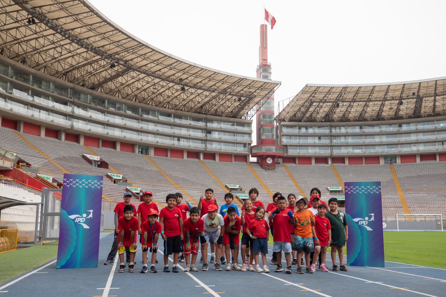 Alumnos de la Academia IPD del Instituto Peruano del Deporte (IPD) hicieron un tour por el Estadio Nacional