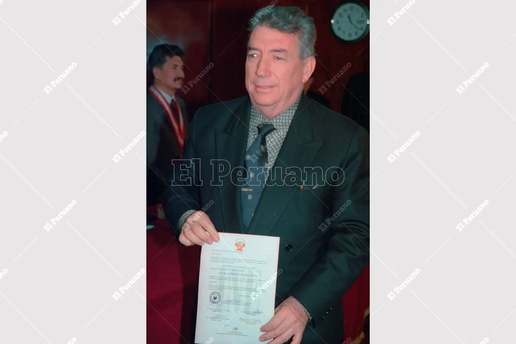 Lima - 15 junio 2000 / Andrés Reggiardo Sayán muestra las credenciales de congresista electo que le otorgó el Jurado Nacional de Elecciones. Foto: Archivo Histórico de El Peruano / Ricardo Choy Ki-Fox