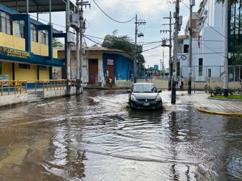 Piura soportó en la madrugada de hoy miércoles 5 de febrero una lluvia intensa que alcanzó los 3.8 litros por metro cuadrado provocando aniegos en diversas calles de la ciudad. Ahora el Senamhi advirtió que estas precipitaciones continuarán hasta el viernes 7 de febrero. ANDINA/Difusión