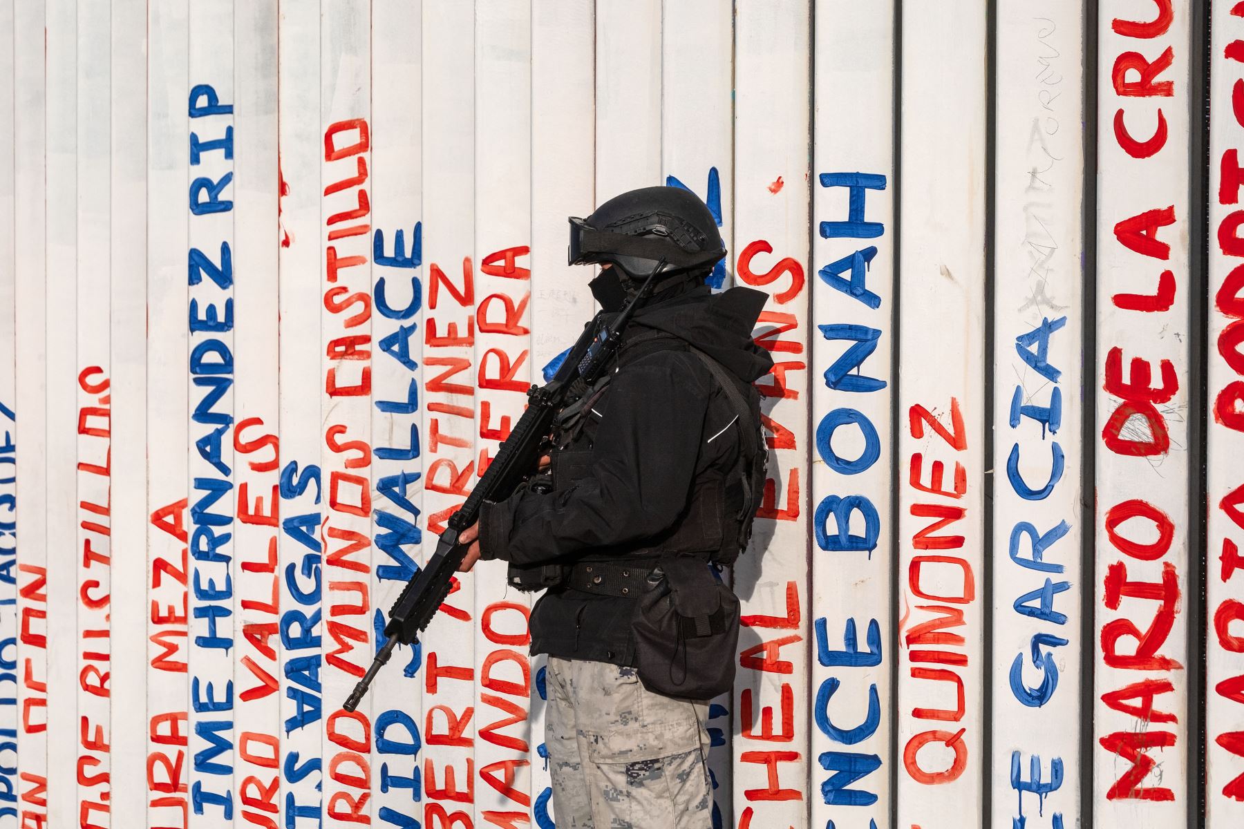 Un oficial de la Guardia Nacional de México, parte de la Operación Frontera Norte, hace guardia junto al muro fronterizo entre México y Estados Unidos en Playas de Tijuana, estado de Baja California, México. Foto: AFP