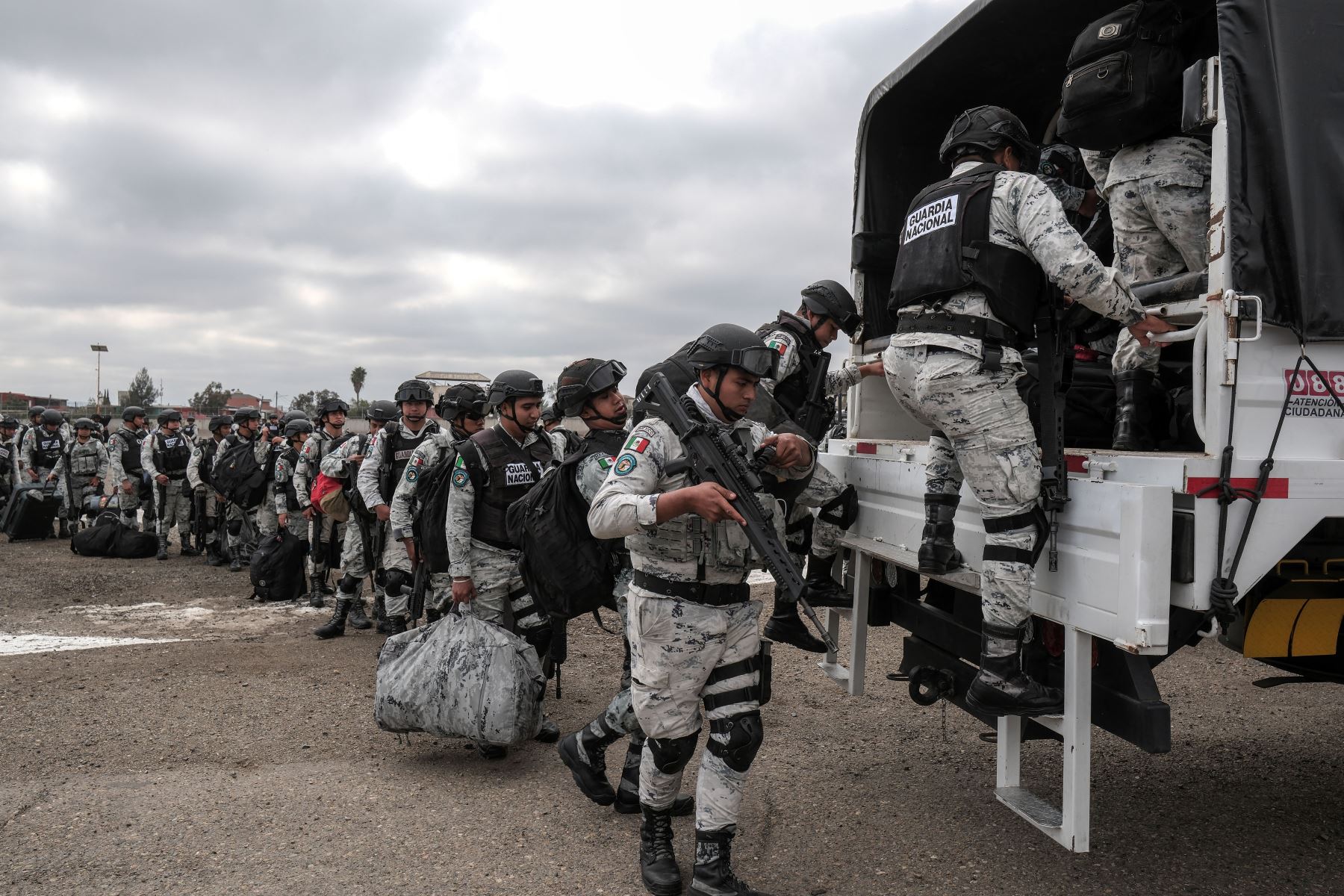 Oficiales de la Guardia Nacional de México llegan a la Base Aérea Militar No. 12 en el Aeropuerto Internacional de Tijuana en Tijuana, estado de Baja California, México.  AFP