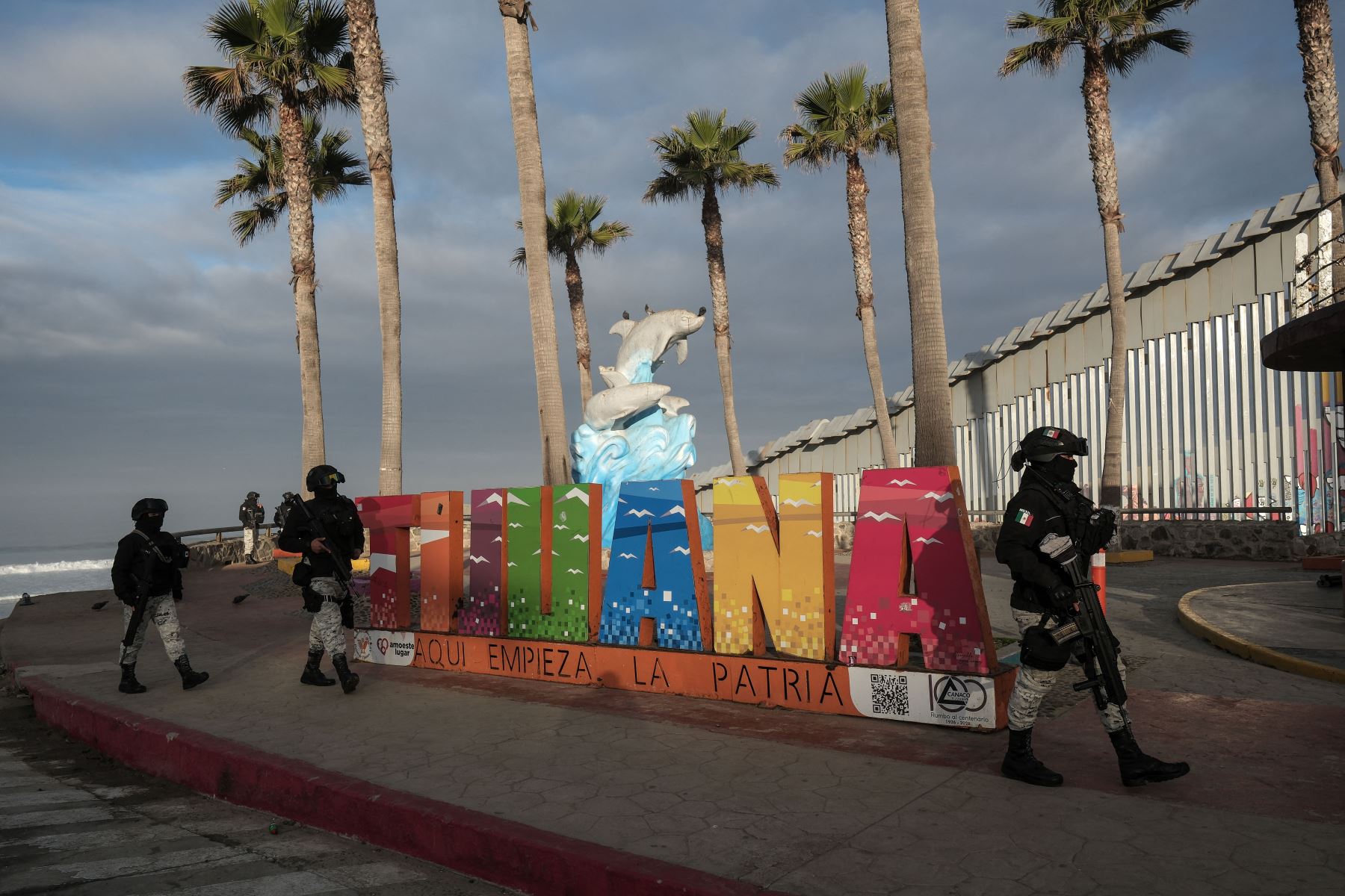 Oficiales de la Guardia Nacional de México, parte de la Operación Frontera Norte, patrullan cerca del muro fronterizo entre México y Estados Unidos en Playas de Tijuana, estado de Baja California, México. AFP