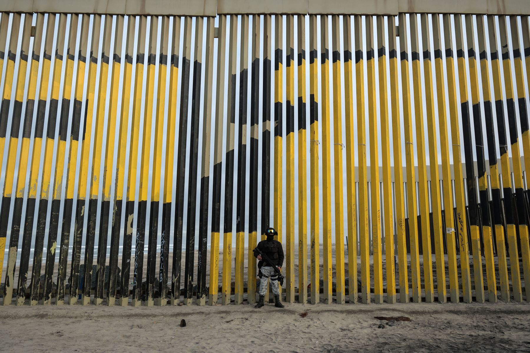 Un oficial de la Guardia Nacional de México, parte de la Operación Frontera Norte, hace guardia junto al muro fronterizo entre México y Estados Unidos en Playas de Tijuana, estado de Baja California, México. AFP