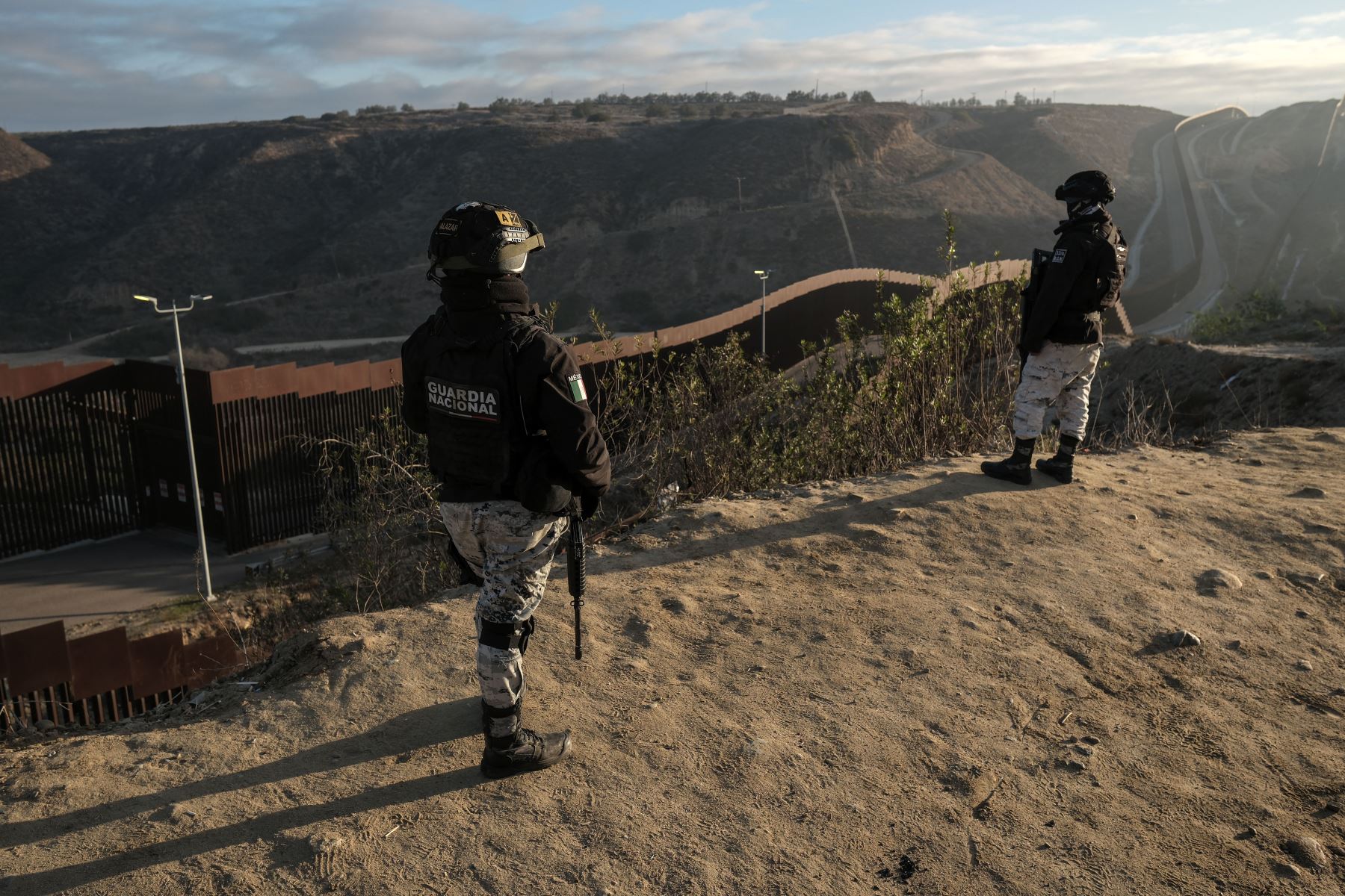 Oficiales de la Guardia Nacional de México, parte de la Operación Frontera Norte, hacen guardia junto al muro fronterizo entre México y Estados Unidos en Playas de Tijuana, estado de Baja California, México. AFP