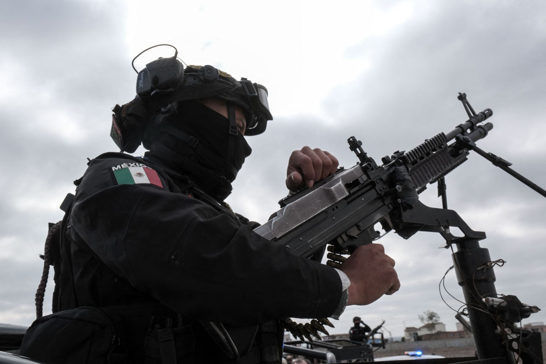 Un oficial de la Guardia Nacional de México maneja su rifle a su llegada a la Base Aérea Militar No. 12 en el Aeropuerto Internacional de Tijuana en Tijuana, estado de Baja California, México. AFP