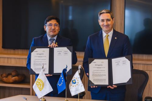 Franklin Molina, Director General de Desarrollo Social, Cooperación y Propiedad Intelectual de la Comunidad Andina, y João Negrão, Director Ejecutivo de la EUIPO, suscribieron el memorando de entendimiento para fortalecer la propiedad intelectual en la CAN. Foto: Cortesía.