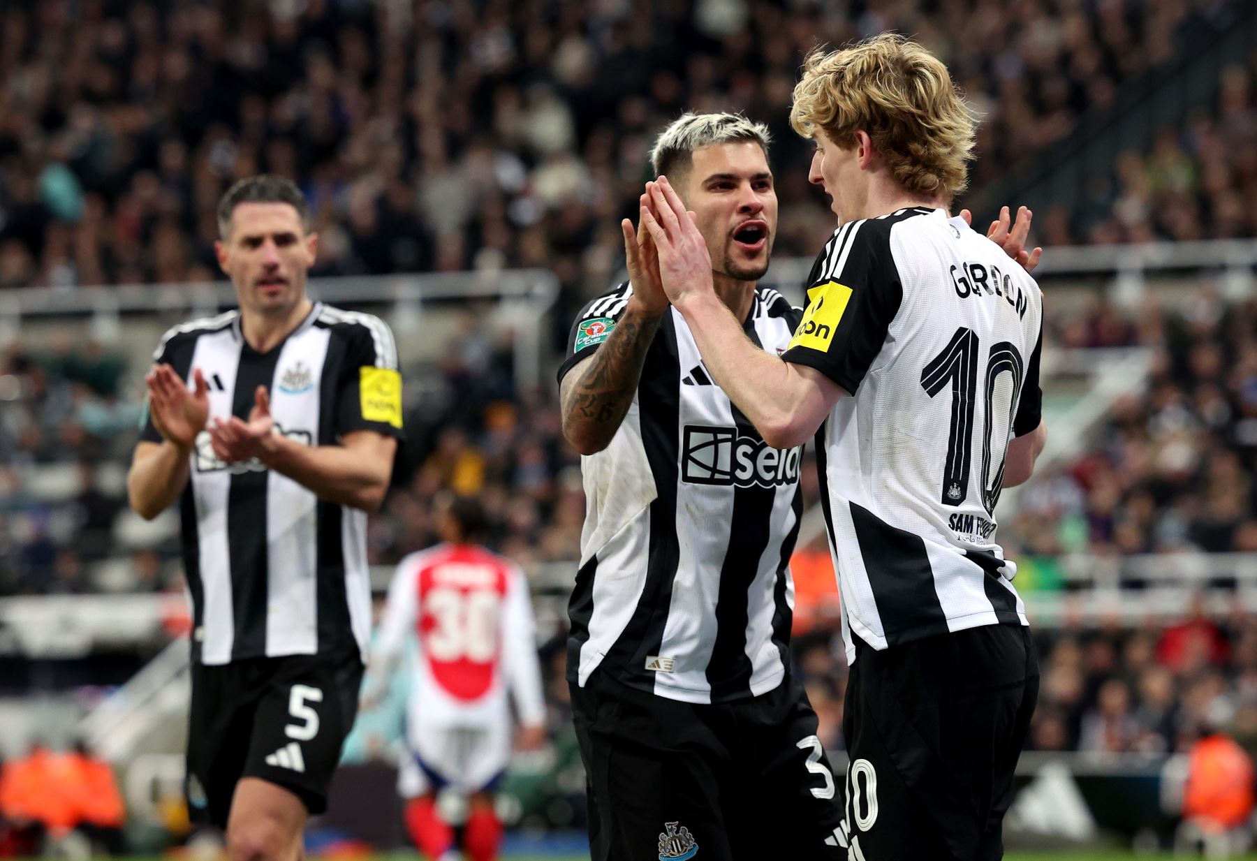 Anthony Gordon (R) of Newcastle is celebrated by teammate Bruno Guimaraes after defending during the EFL Cup semi-final 2nd leg match between Newcastle United and Arsenal FC, in Newcastle, Britain, 05 February 2025. Foto: EFE