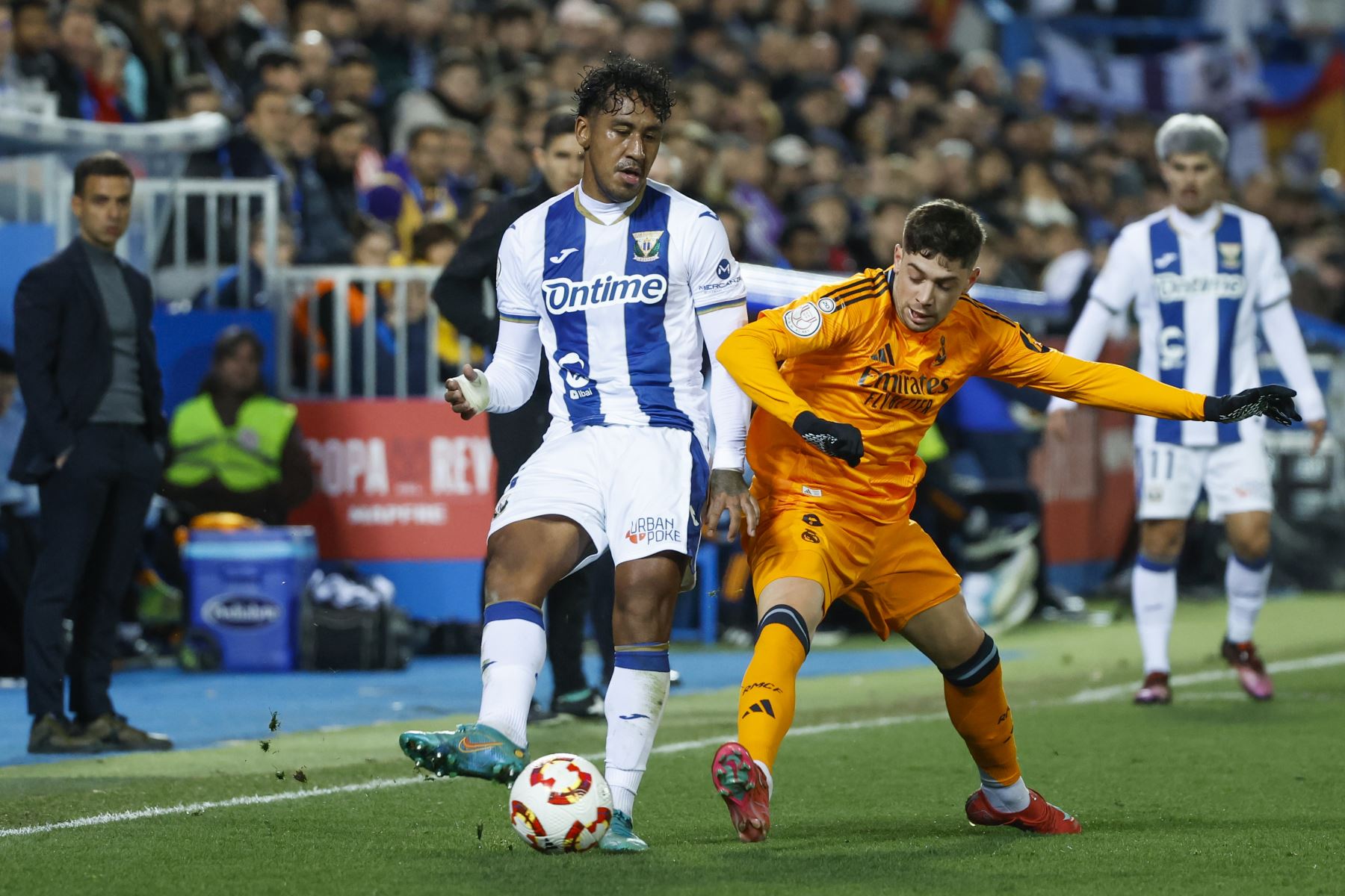 El centrocampista uruguayo del Real Madrid Fede Valverde (d) lucha con Renato Tapia, del Leganés, durante el partido de cuartos de final de la Copa del Rey que CD Leganés y Real Madrid disputan este miércoles en el estadio de Butarque. Foto: EFE