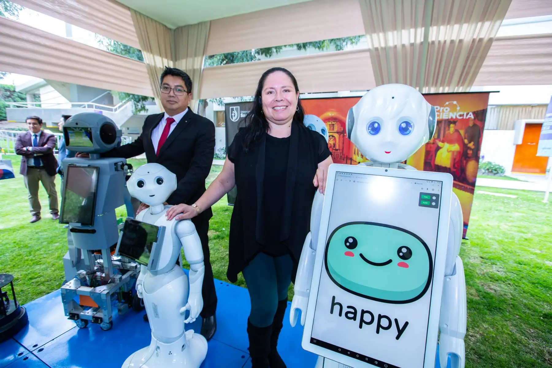 Los tres robots forman parte del proyecto Rutas 2.0 que inició en el 2022 y ya han realizado sus primeras pruebas en el sector turístico, como guías de museos.