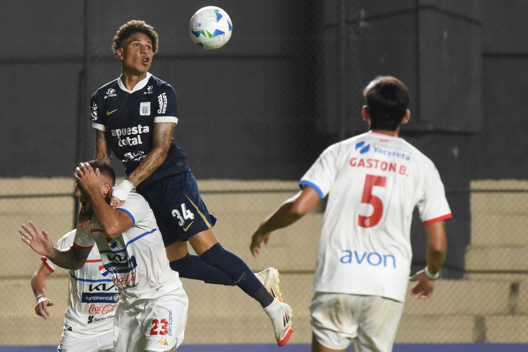 El delantero de Alianza Lima  Paolo Guerrero y el defensor argentino de Nacional  Juan Monteagudo pelean por el balón durante el partido de fútbol de ida de la primera ronda de clasificación de la Copa Libertadores entre Nacional de Paraguay y Alianza Lima de Perú. Foto: AFP