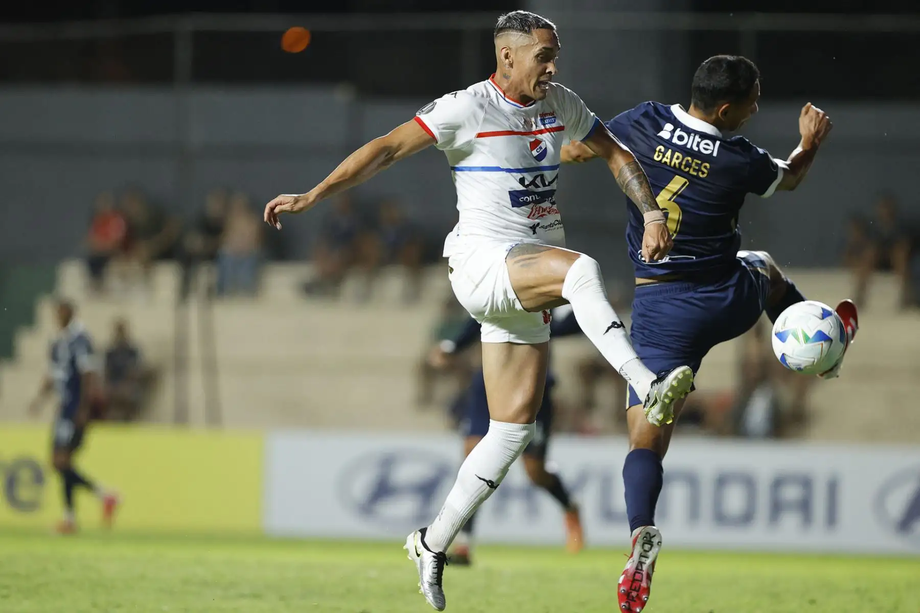 Orlando Gaona Lugo de Nacional disputa el balón con Renzo Garcés de Alianza Lima este miércoles, durante un partido de la fase uno de la Copa Libertadores entre Nacional y Alianza Lima. EFE