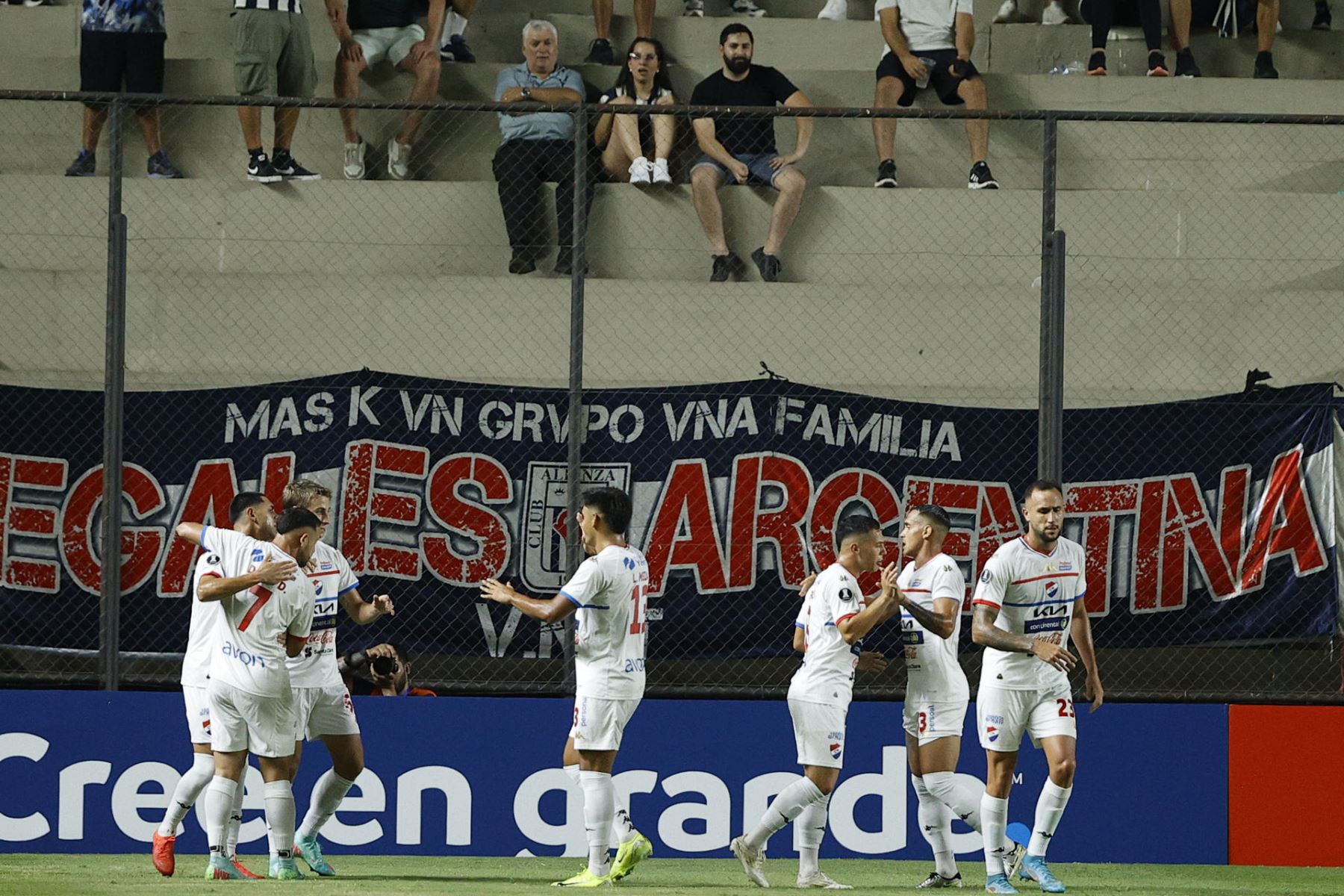 Jugadores de Nacional celebran c tras anotar un gol frente a Alianza Lima este miércoles, durante el partido de la fase uno de la Copa Libertadores entre Nacional y Alianza Lima. EFE