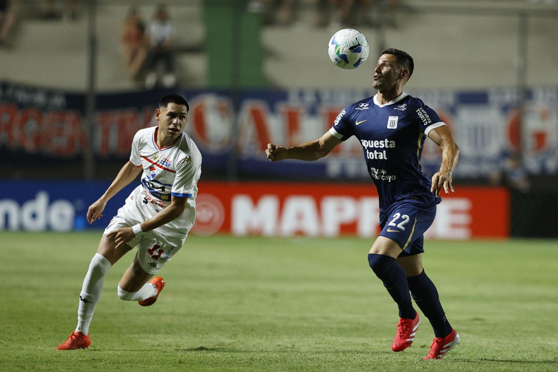 Gustavo Caballero  de Nacional disputa el balón con Guillermo Enrique de Alianza Lima este miércoles, durante el partido de la fase uno de la Copa Libertadores entre Nacional y Alianza Lima. EFE