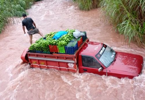 Tres personas salvan de morir luego que una camioneta fuera arrastrada por un río. El incidente ocurrió en el distrito de Puerto Bermúdez, en la selva de la región Pasco. ANDINA/Difusión