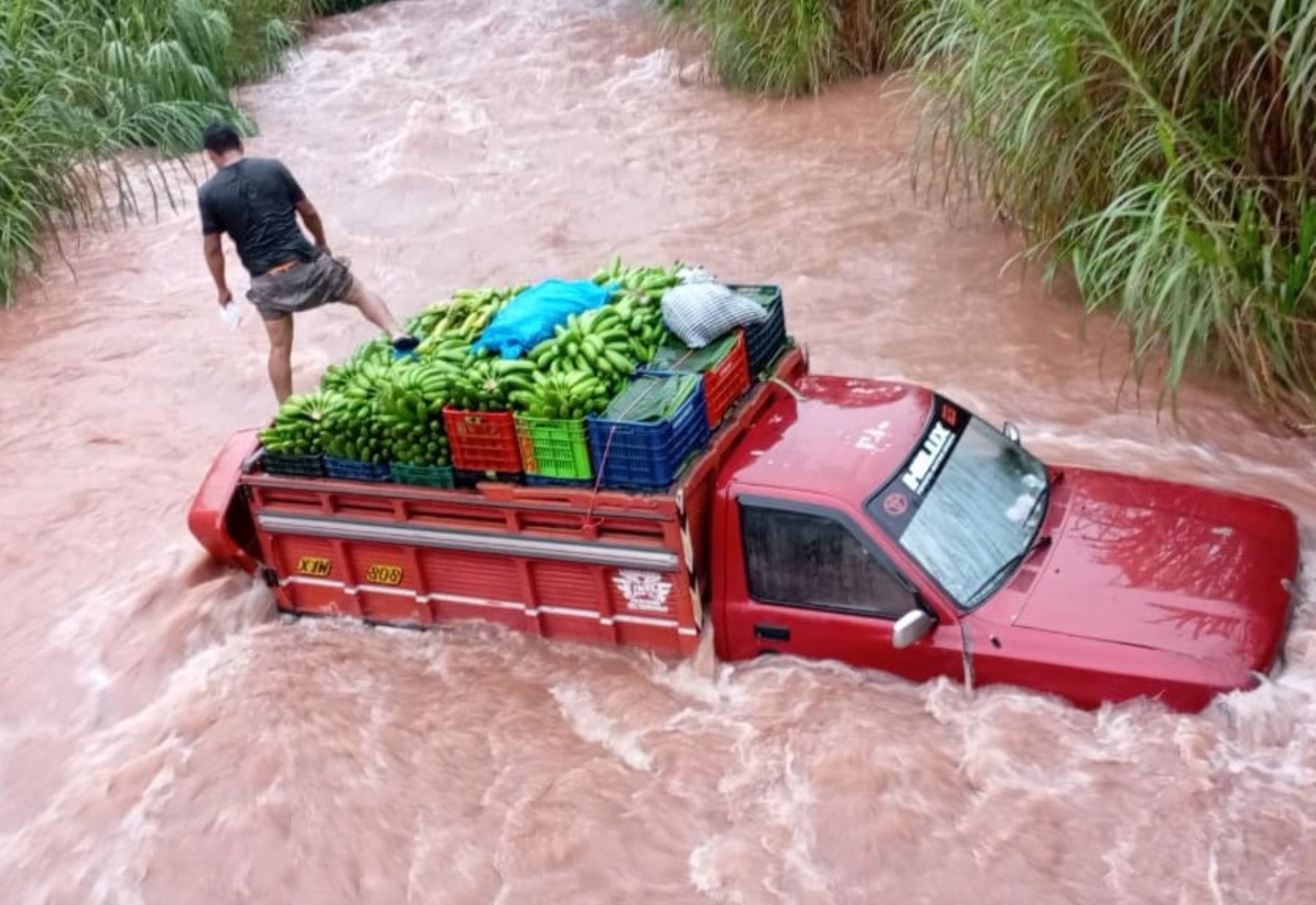 Tres personas salvan de morir luego que una camioneta fuera arrastrada por un río. El incidente ocurrió en el distrito de Puerto Bermúdez, en la selva de la región Pasco. Foto: ANDINA/difusión.