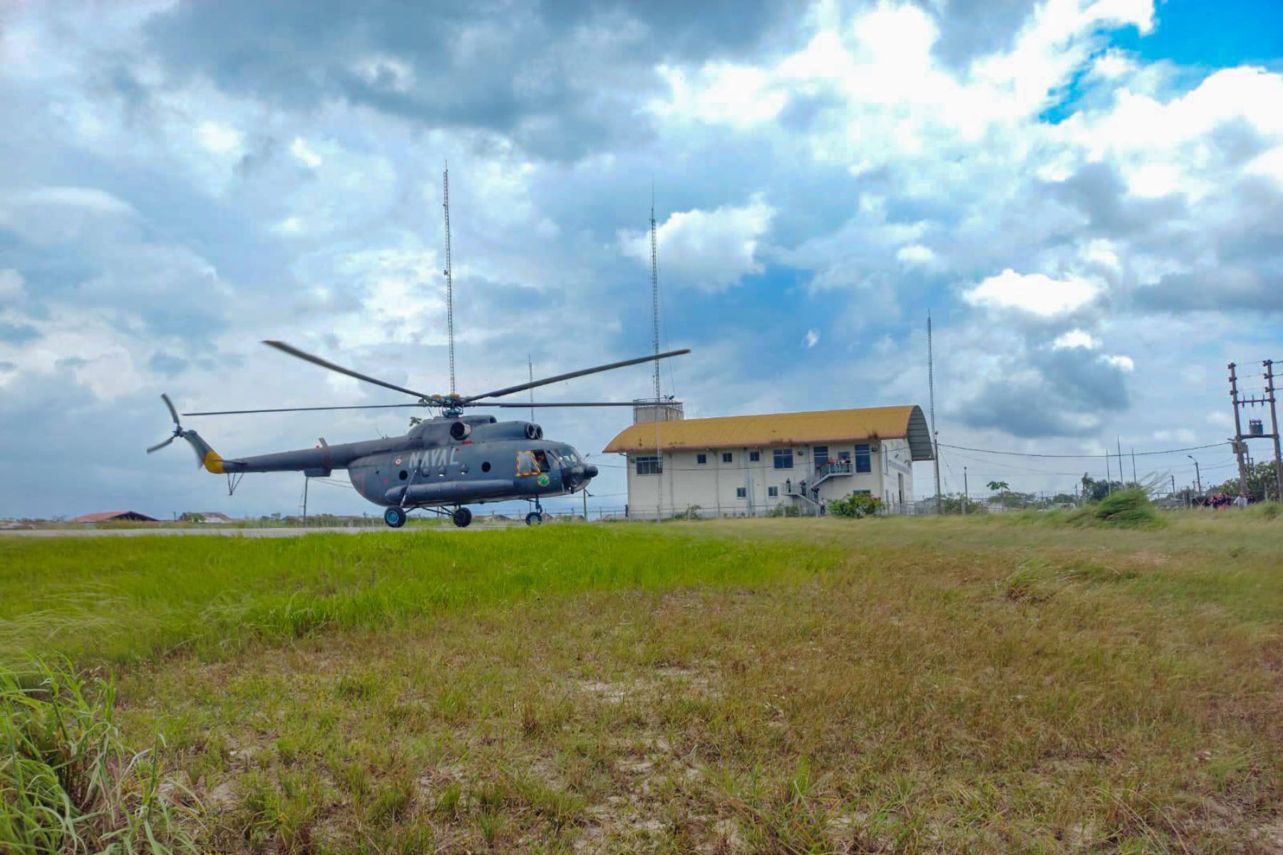 Helicóptero de la Marina aterrizando en el helipuerto del COER Loreto. Foto: ANDINA/Difusión