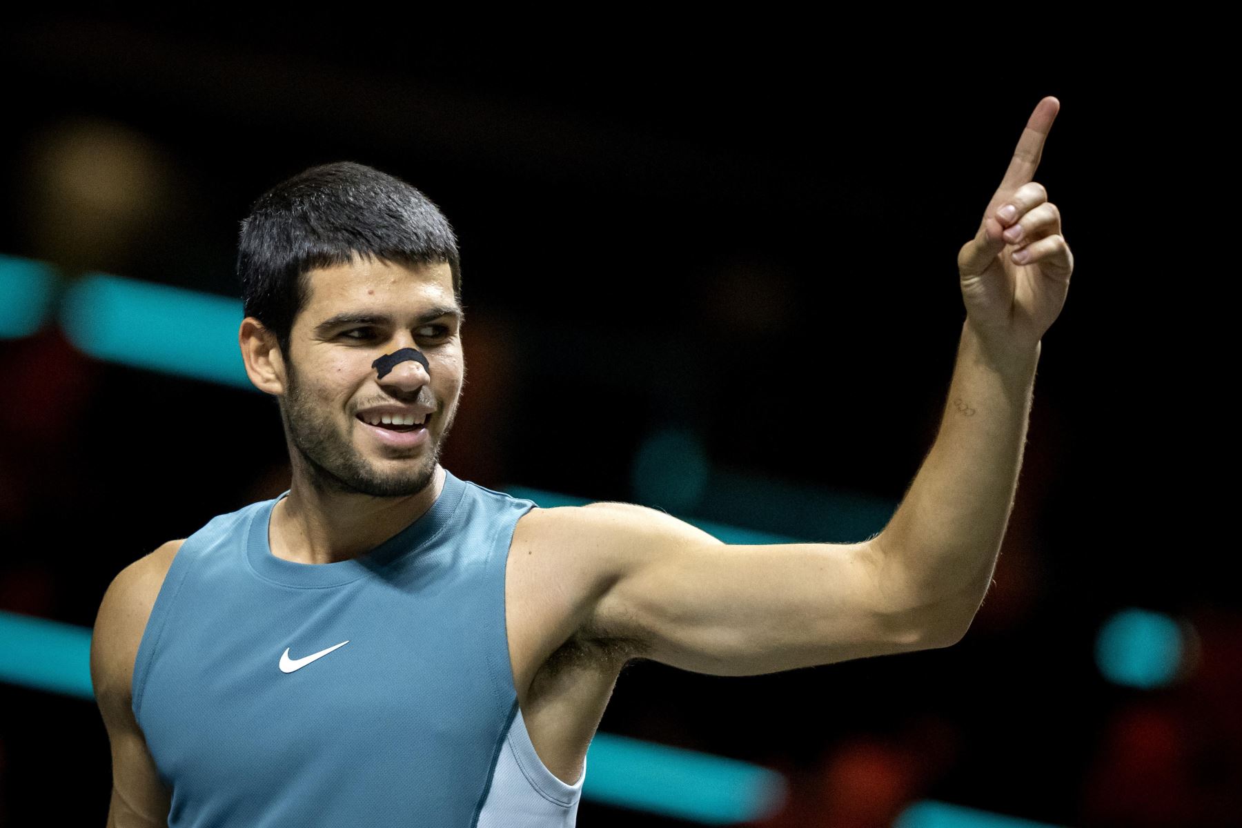 Carlos Alcaraz de España en acción contra Andrea Vavassori de Italia (no en la foto) en su partido de octavos de final en el torneo de tenis Abierto de Rotterdam en Rotterdam, Países Bajos, el 6 de febrero de 2025. Foto: EFE