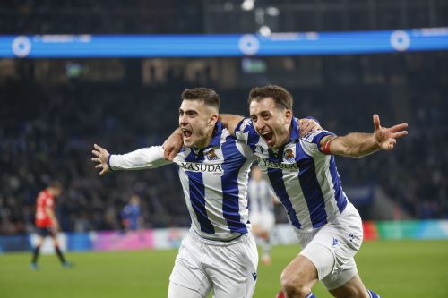 El delantero de la Real Sociedad Ander Barrenetxea (i) celebra con su compañero Mikel Oyarzabal (d) tras marcar el primer gol del equipo durante el partido de cuartos de final de la Copa del Rey que Real Sociedad y CA Osasuna disputan este jueves en el Reale Arena de San Sebastián. Foto: EFE