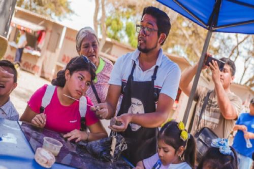 Usuarios de los distritos de Florencia de Mora, Huanchaco, La Esperanza y Simbal de la provincia de Trujillo visitaron por primera vez el Museo de Sitio de Chan Chan, donde expresaron su creatividad en talleres de cerámica Chimú y pintura en imanes MDF con iconografía ancestral.