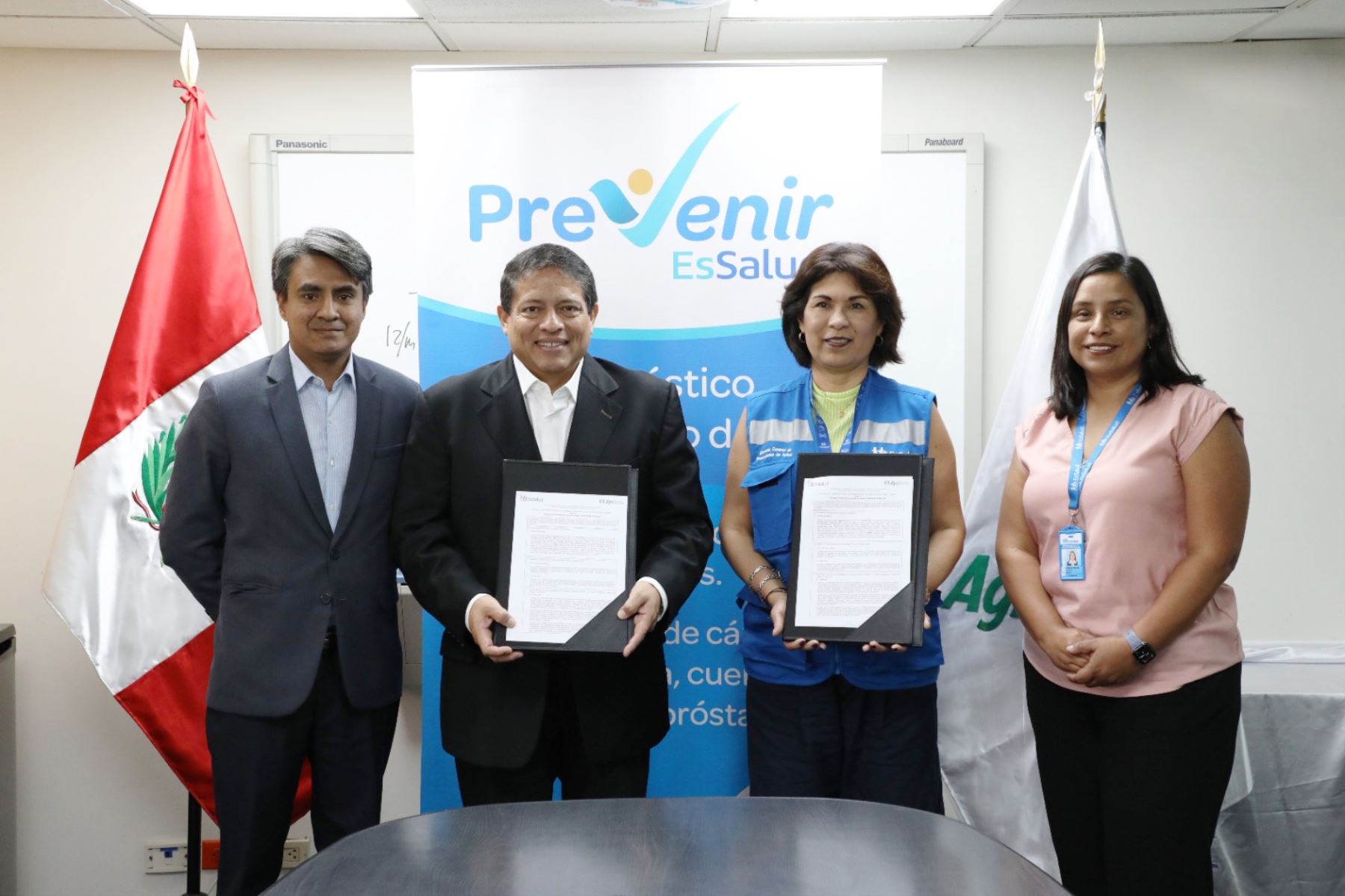 Firma del convenio entre Agrobanco y EsSalud para promover programas de prevención de la salud. ANDINA/Difusión