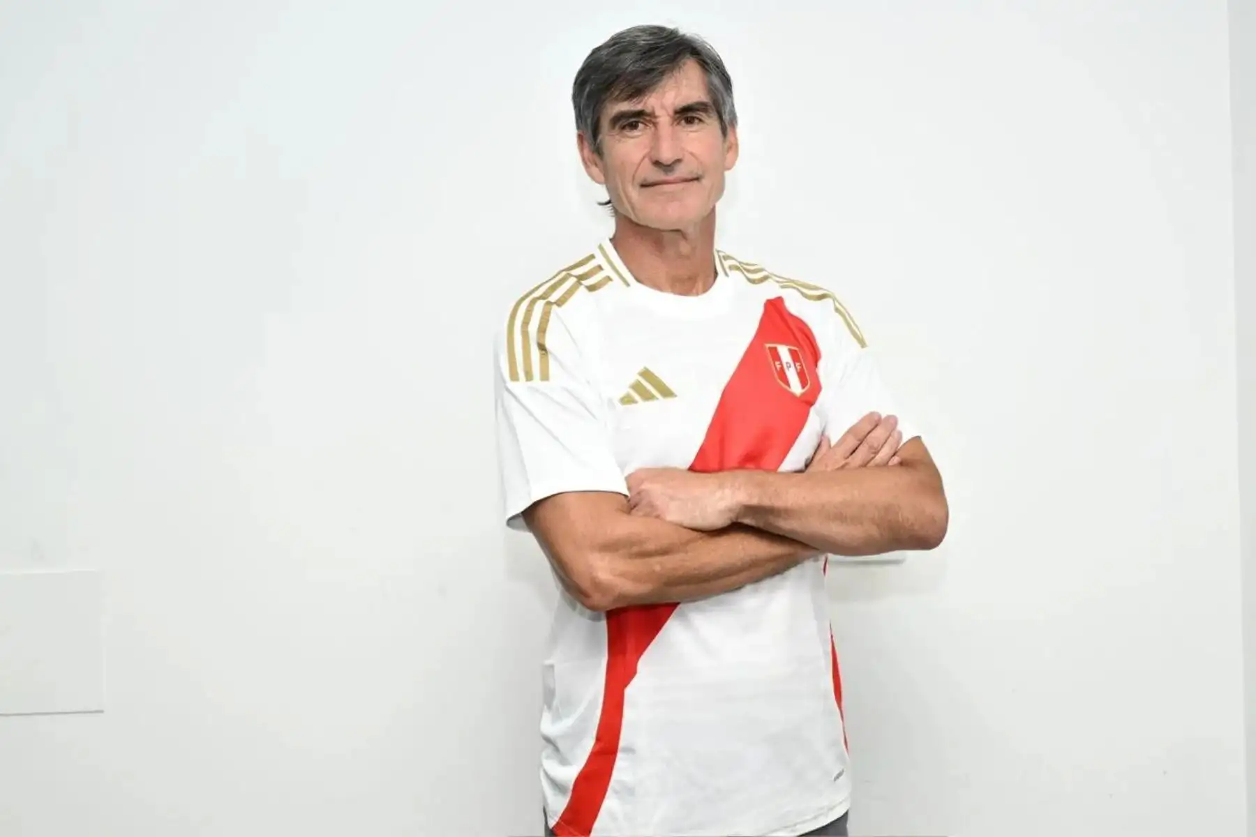 Óscar Ibáñez se convirtió en el tercer y último entrenador de la selección peruana en las Eliminatorias rumbo al Mundial 2026, cerrando un proceso marcado por la frustración. Tras los pasos de Juan Reynoso y Jorge Fossati, asumió la conducción en la recta final, sin poder evitar la eliminación de un equipo que quedó fuera pese al número ampliado de cupos para Sudamérica. Su breve gestión contrasta con las campañas mundialistas anteriores lideradas por Ricardo Gareca, quien logró la clasificación a Rusia 2018 y llevó a Perú hasta el repechaje para Catar 2022. Foto: Archivo.