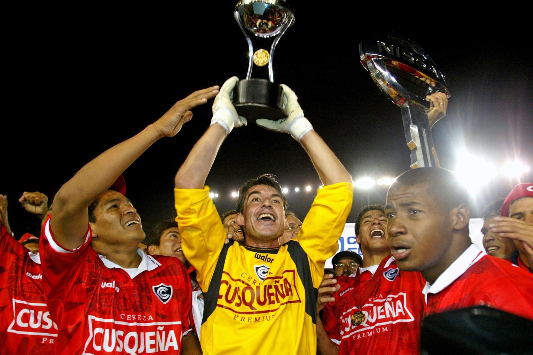 Además posee el récord de ser el arquero que más títulos ha obtenido en el fútbol peruano.