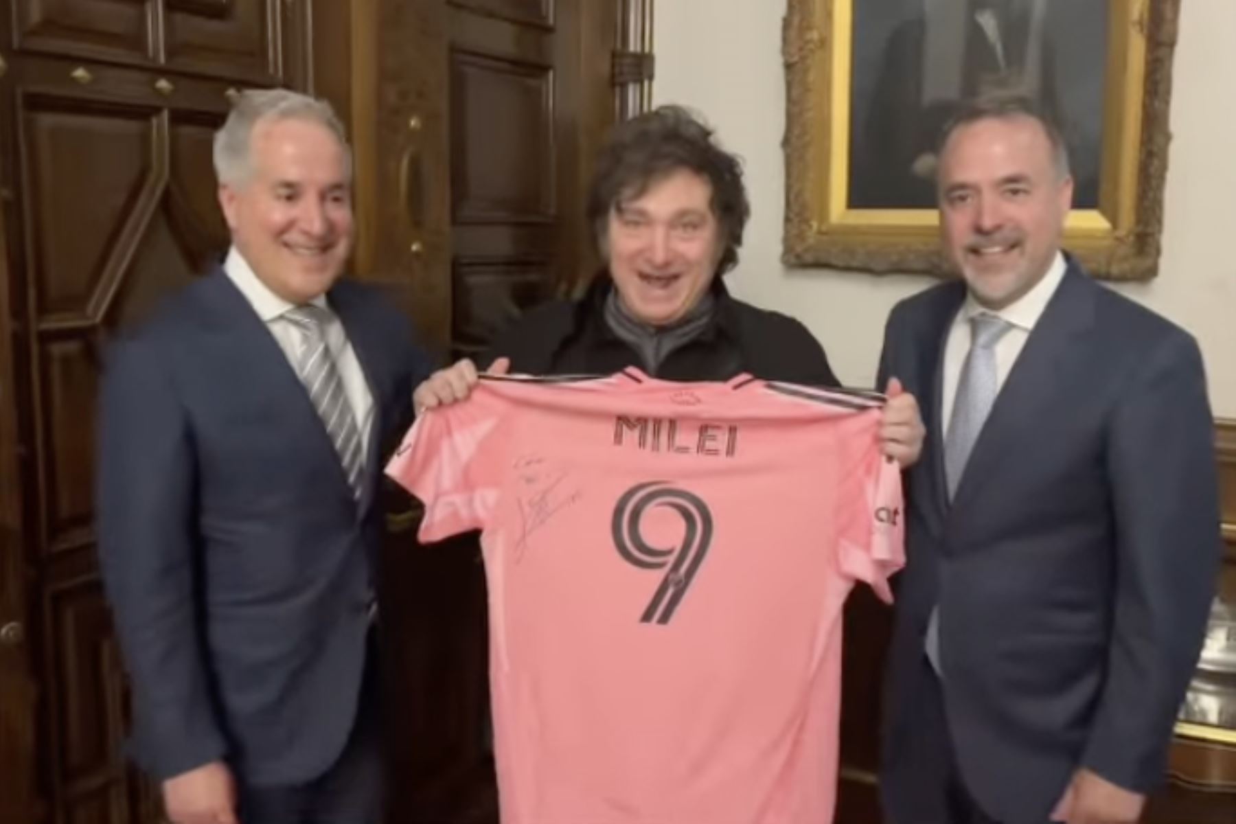 "¡Me la regalaron a mí, con la firma del más grande de todos los tiempos: Lionel Messi!", exclamó Milei.