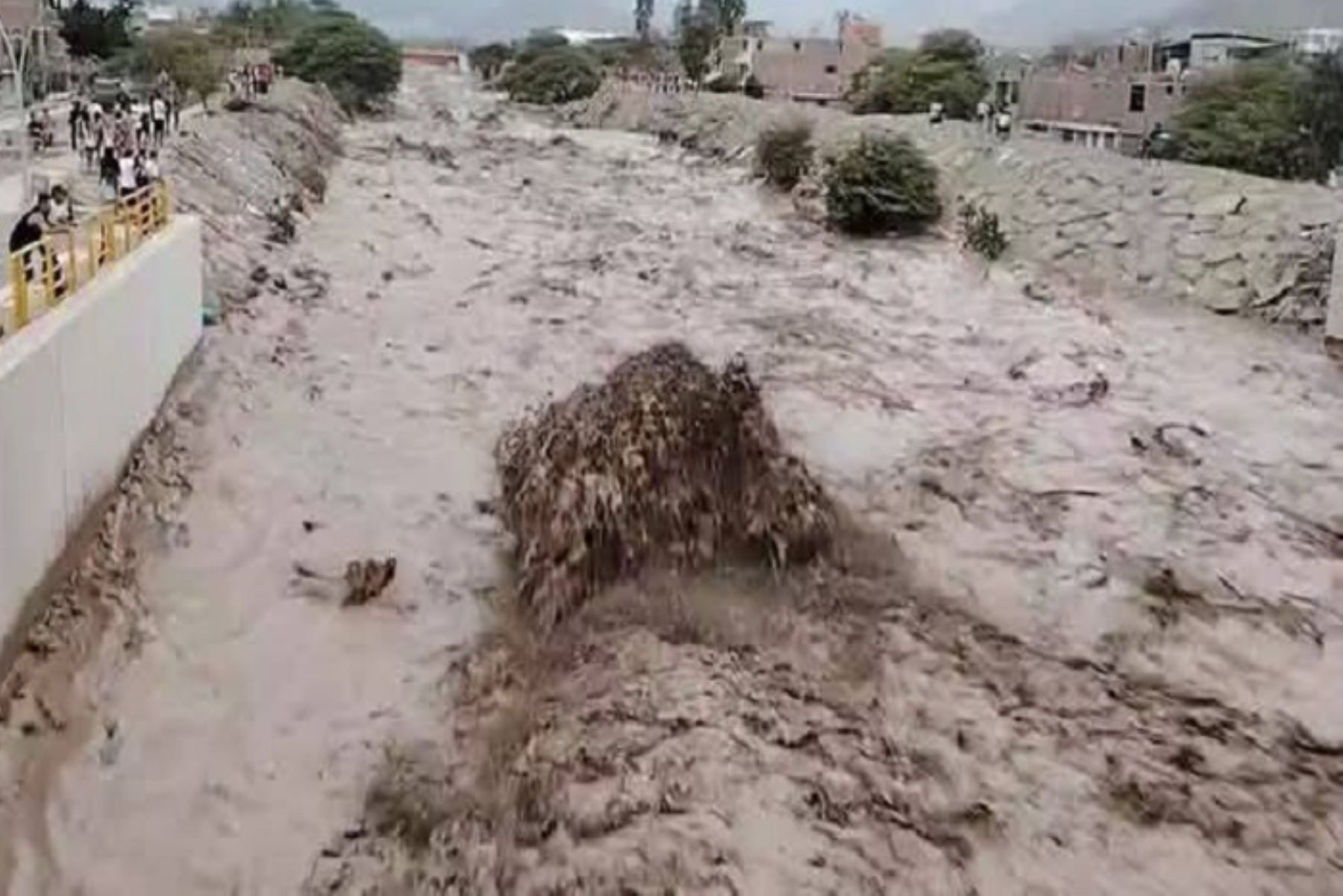 El Serenazgo de la Municipalidad Provincial de Nasca ayudó a colocar bolsas de arena para que el agua no siga ingresando a la calle malecón Tierras Blancas. Foto: Internet/Medios