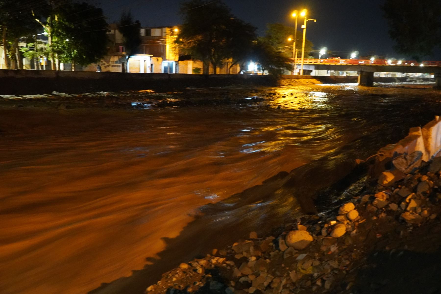 Un huaico de grandes proporciones afectó anoche la ciudad de Nasca, región Ica, inundando varias viviendas y causando daños en cultivos. Foto. Genry Bsutista.