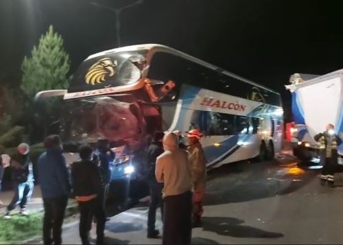 El conductor del camión furgón resultó herido de gravedad luego que su vehículo chocará frontalmente contra un bus interprovincial. El accidente ocurrió en la Carretera Central, en el distrito de Marcavalle, región Junín. Foto: Juanse Guevara/redX