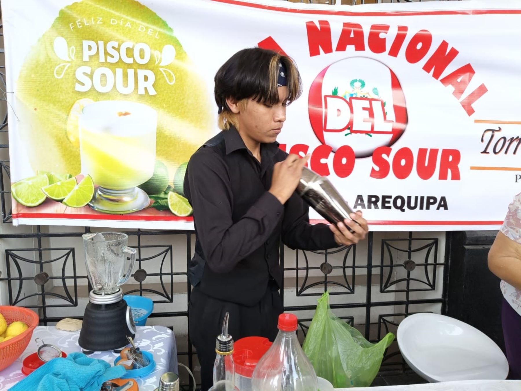 El pisco sour elaborado con pisco con macerado de rocoto, jarabe de papaya arequipeña, huacatay, huevo, limón y hielo, fue la sensación en el Festival del Pisco Sour que se realiza en la plaza de Armas de Arequipa. Foto: Rocío Méndez