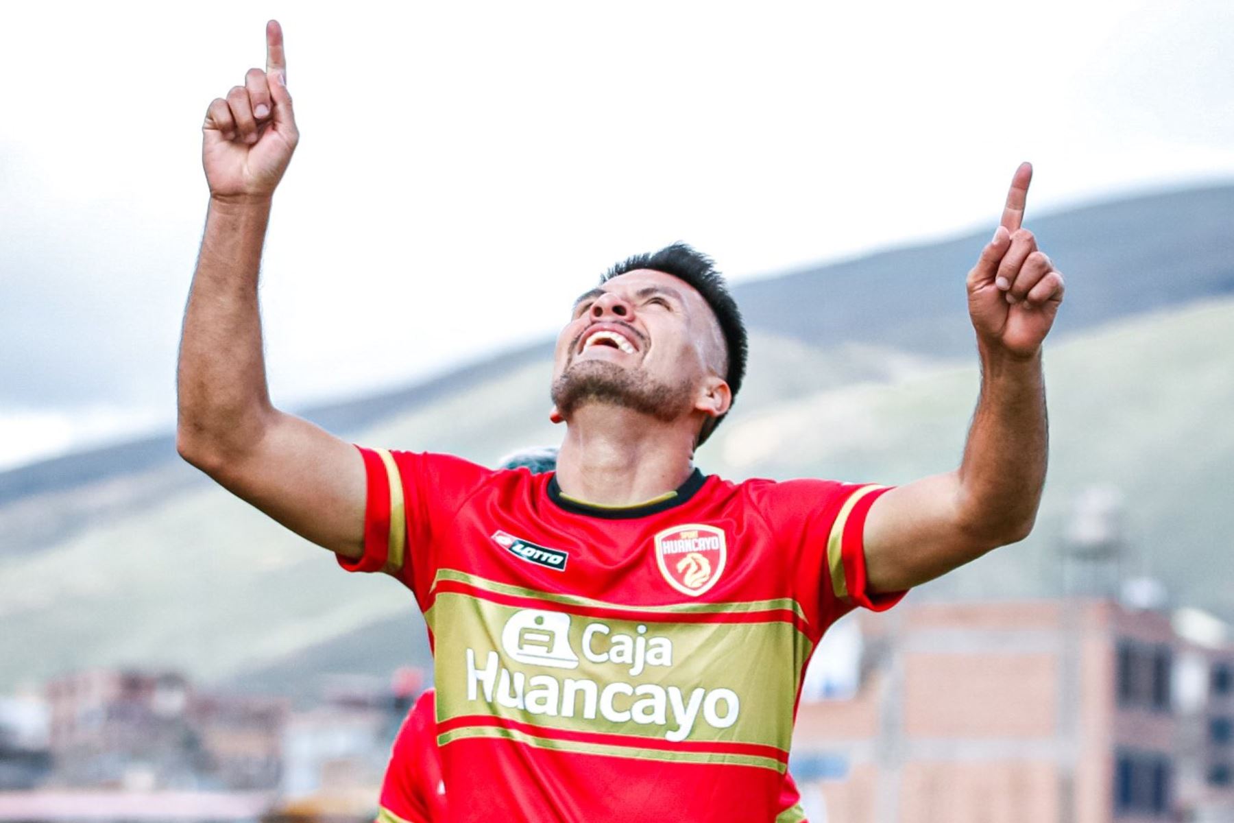 Janio Pósito celebra el gol con Sport Huancayo