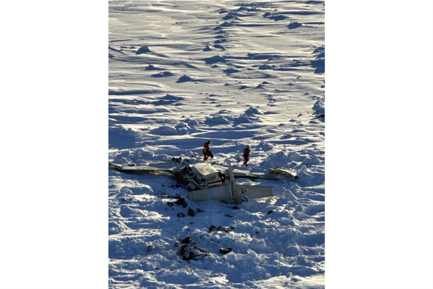 Esta imagen obtenida de la Guardia Costera de Estados Unidos (USCG) muestra los restos de un avión desaparecido el último jueves. Foto: AFP