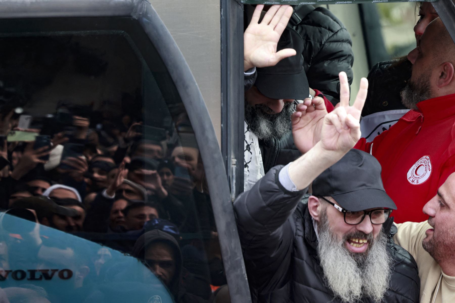 Un exprisionero palestino abraza a un miembro de su familia después de bajar de un autobús en la ciudad ocupada de Ramallah, en Cisjordania, como parte del quinto intercambio de rehenes-prisioneros bajo una frágil tregua en Gaza.
Foto: AFP