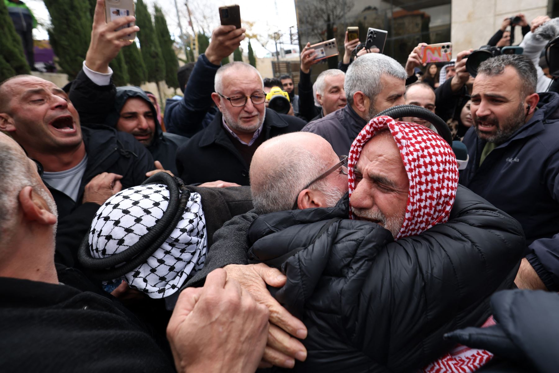 Un exprisionero palestino abraza a un miembro de su familia después de bajar de un autobús en la ciudad ocupada de Ramallah, en Cisjordania.
Foto: AFP