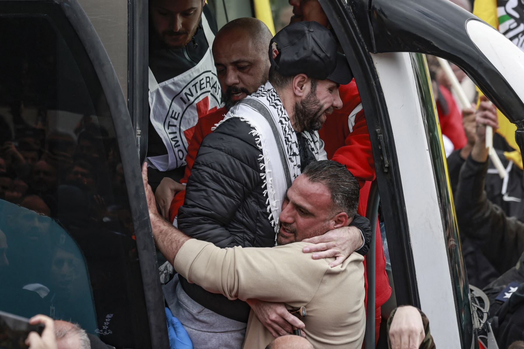 Un exprisionero palestino abraza a un miembro de su familia después de bajar de un autobús en la ciudad ocupada de Ramallah, en Cisjordania.
Foto: AFP