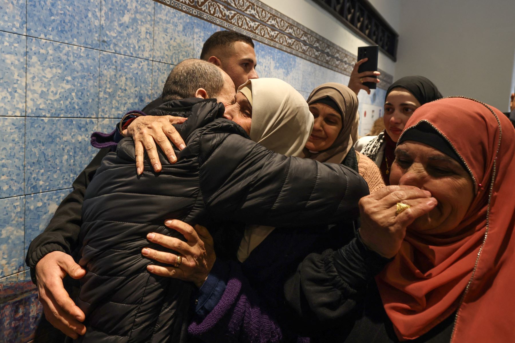 Un exprisionero palestino es abrazado por un miembro de su familia después de bajar de un autobús en la ciudad ocupada de Ramallah, en Cisjordania.
Foto: AFP