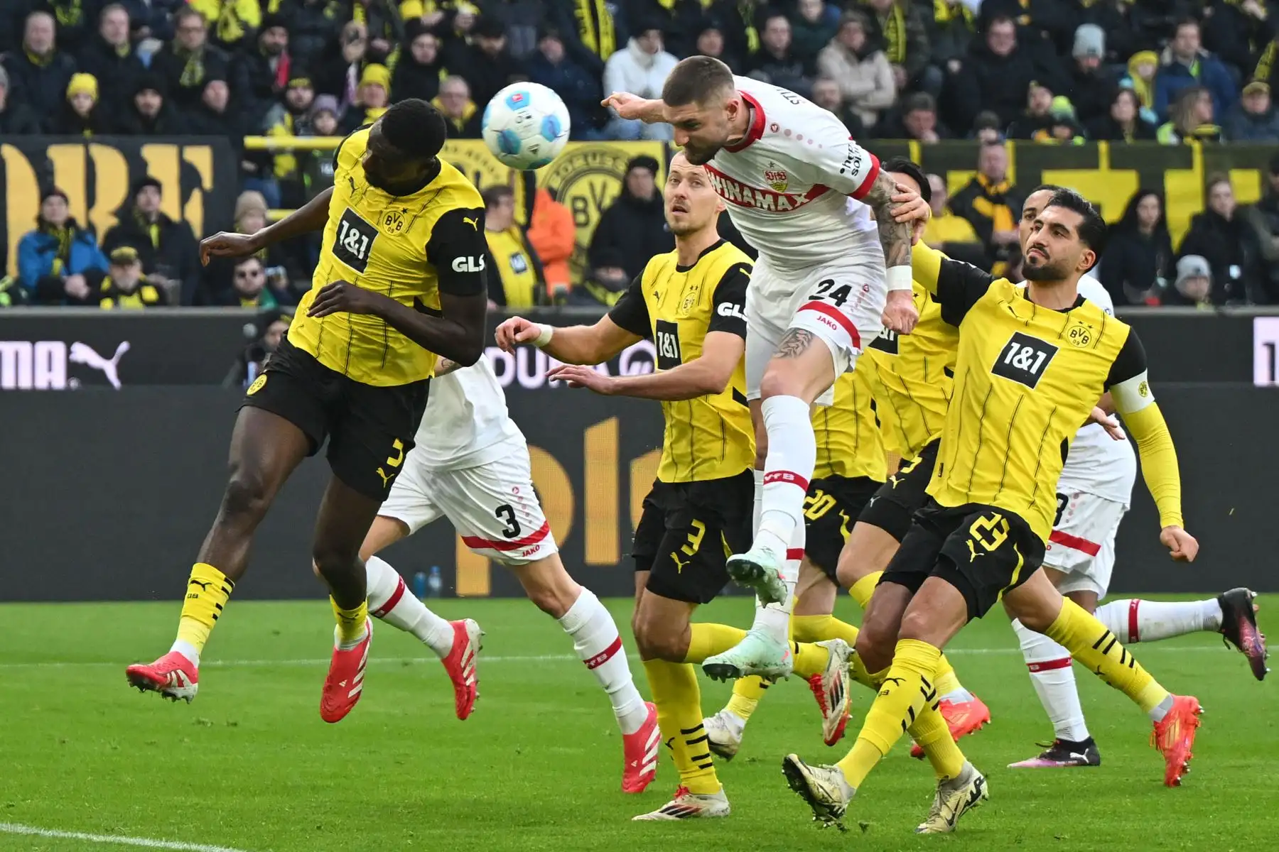 El defensor alemán del Stuttgart, Jeff Chabot y el delantero guineano del Dortmund, Serhou Guirassy compiten por el balón durante el partido de fútbol de la primera división alemana de la Bundesliga entre el Borussia Dortmund y el VfB Stuttgart en Dortmund .
Foto: AFP