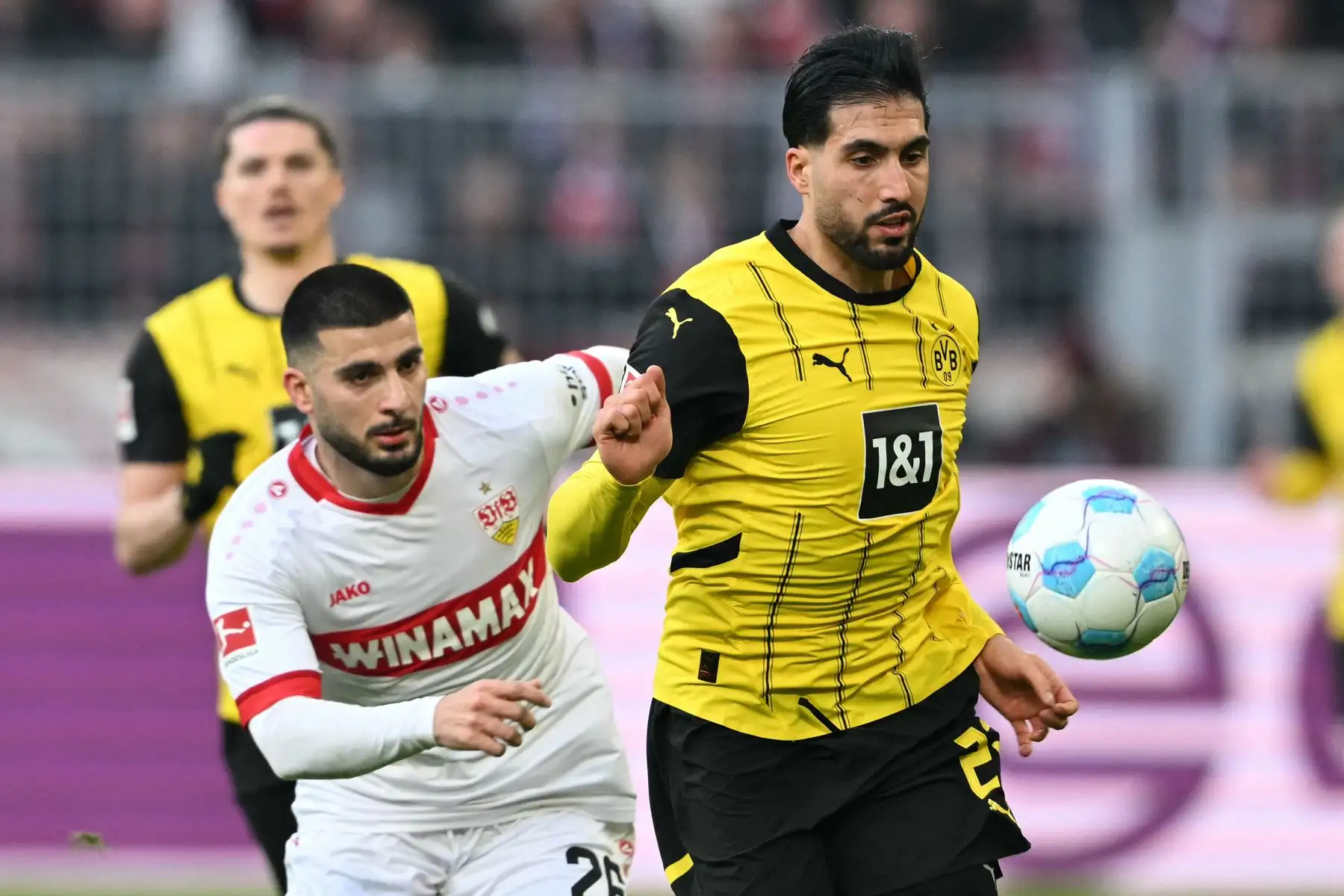 El delantero alemán del Stuttgart, Deniz Undav y el centrocampista alemán del Dortmund Emre pueden competir por el balón durante el partido de fútbol de la primera división alemana de la Bundesliga entre el Borussia Dortmund y el VfB Stuttgart en Dortmund.
Foto: AFP