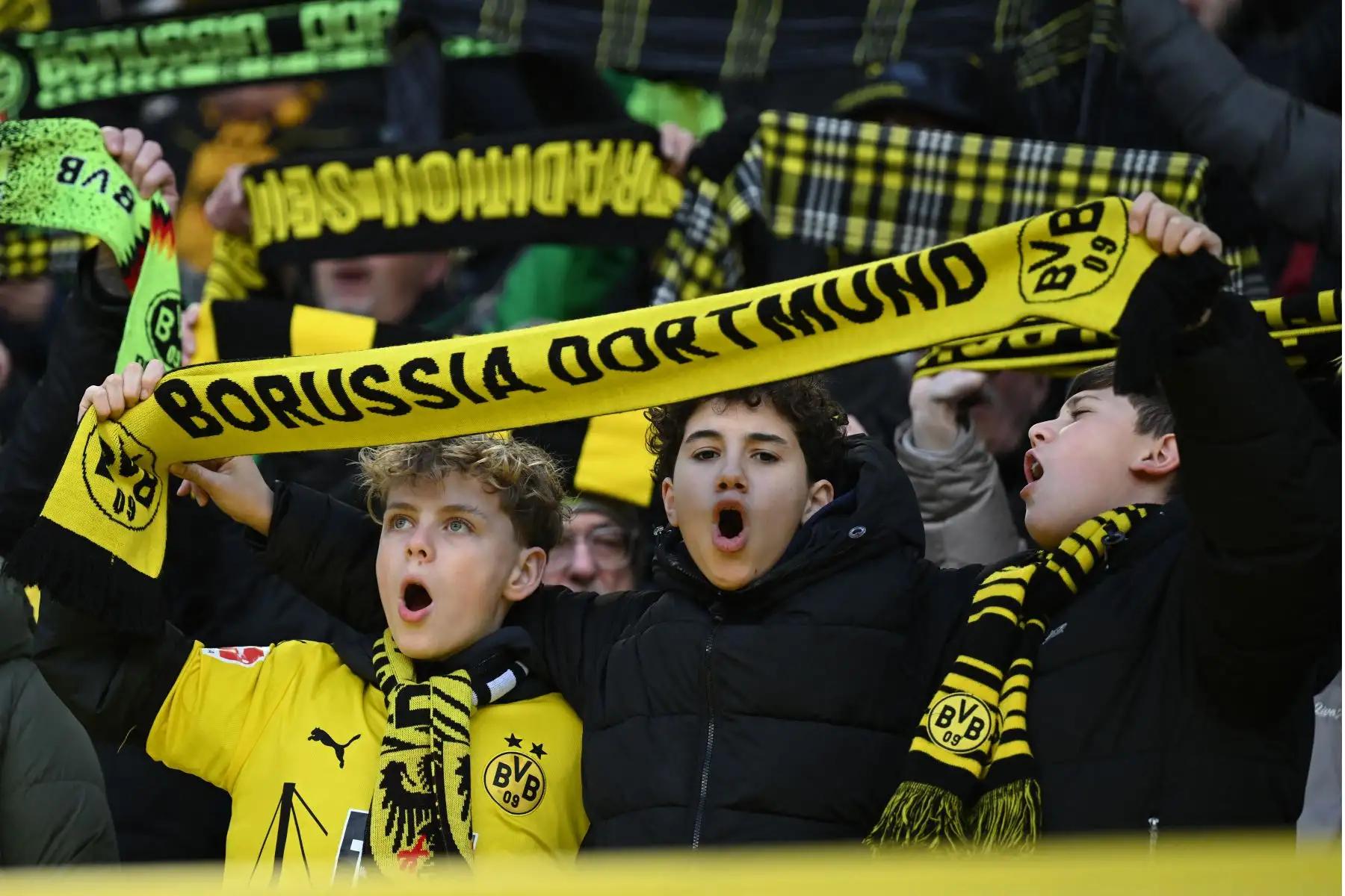 Jóvenes aficionados del Borussia animan antes del partido de fútbol de la primera división alemana de la Bundesliga entre el Borussia Dortmund y el VfB Stuttgart en Dortmund.
Foto: AFP