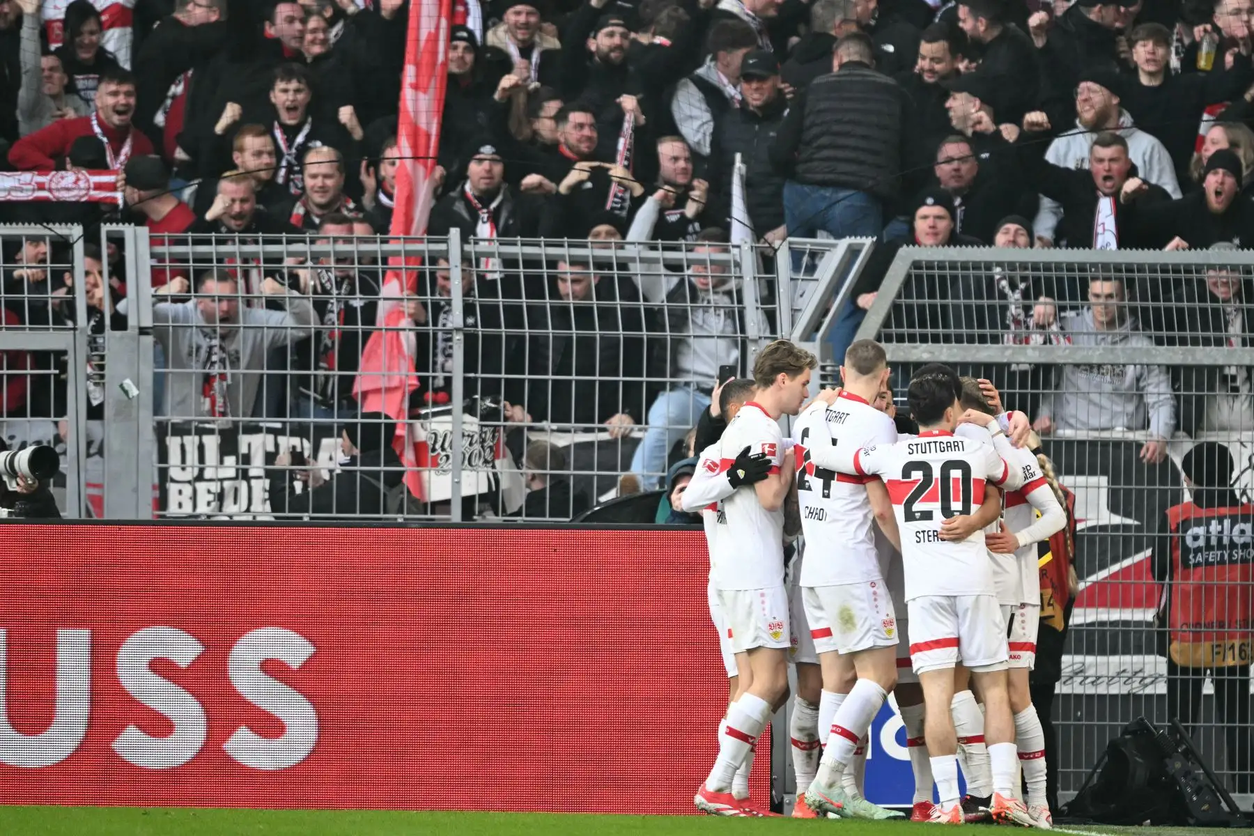 Los jugadores del Stuttgart celebran después de que el Dortmund anotara un gol en propia meta durante el partido de fútbol de la primera división alemana de la Bundesliga entre el Borussia Dortmund y el VfB Stuttgart en Dortmund .
Foto: AFP