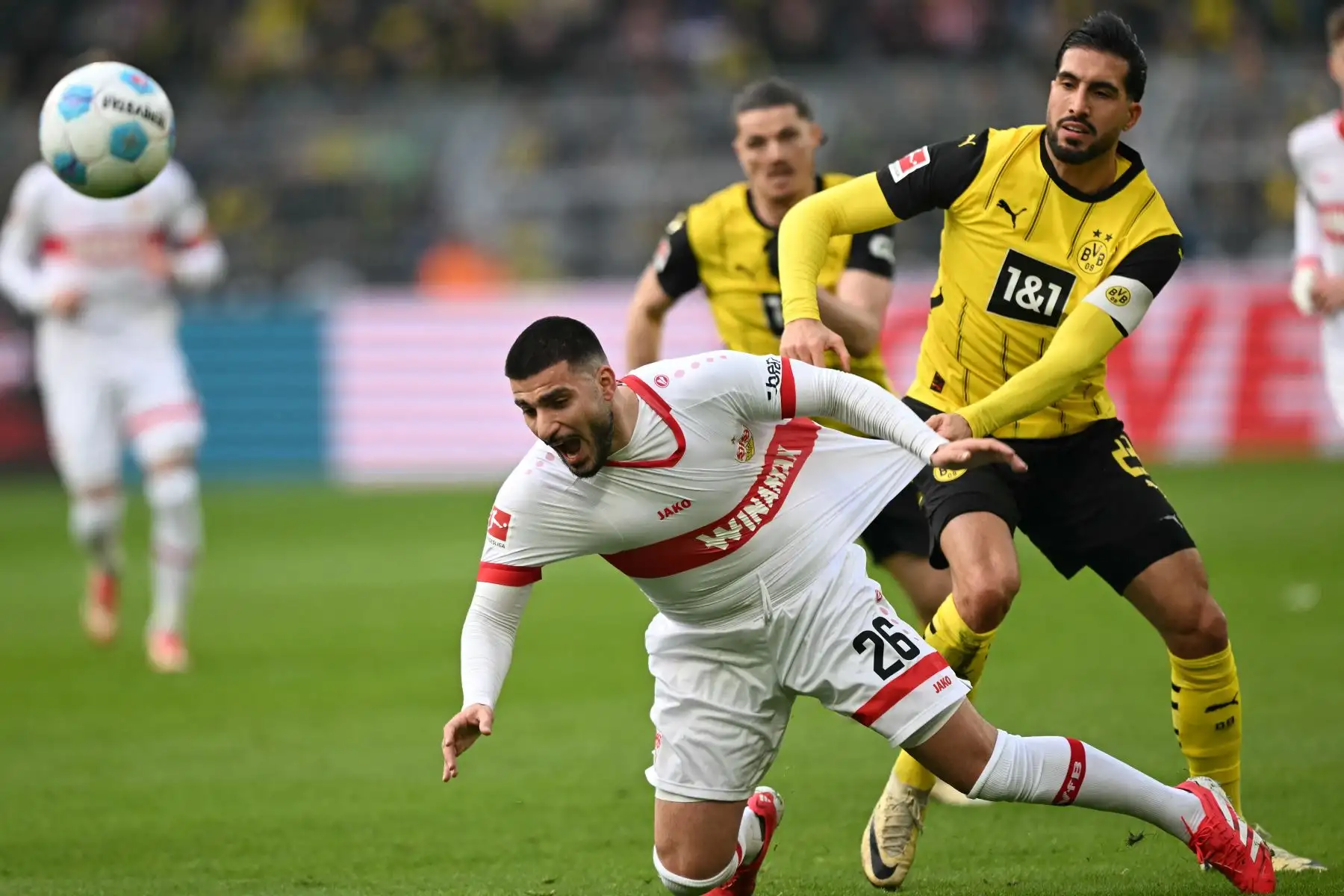 El delantero alemán del Stuttgart, Deniz Undav y el centrocampista alemán del Dortmund, Emre pueden competir por el balón durante el partido de fútbol de la primera división alemana de la Bundesliga entre el Borussia Dortmund y el VfB Stuttgart en Dortmund.
Foto: AFP