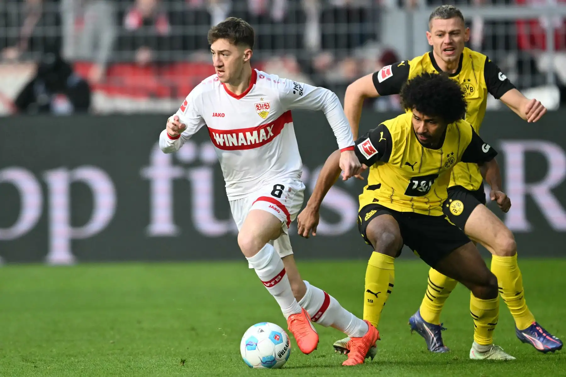 El mediocampista alemán del Stuttgart, Angelo Stiller, el delantero alemán del Dortmund, Karim Adeyemi y el defensor noruego del Dortmund , Julian Ryerson compiten por el balón durante el partido de fútbol de la primera división alemana de la Bundesliga entre el Borussia Dortmund y el VfB Stuttgart en Dortmund.
Foto: AFP
