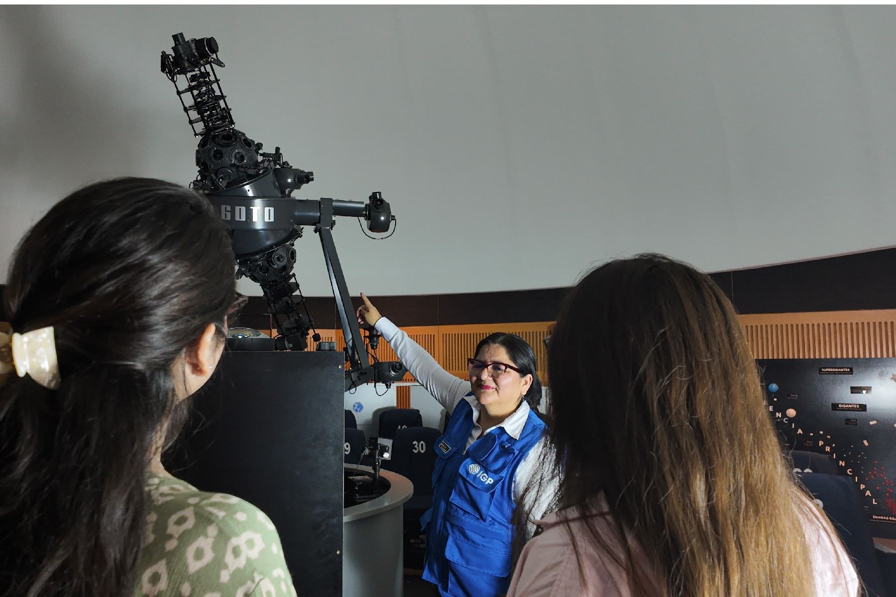 La  física Adita Quispe es una científica peruana apasionada por compartir conocimiento del universo a través de actividades inmersivas y didácticas que despierten el interés por la ciencia de las nuevas generaciones. Foto: IGP